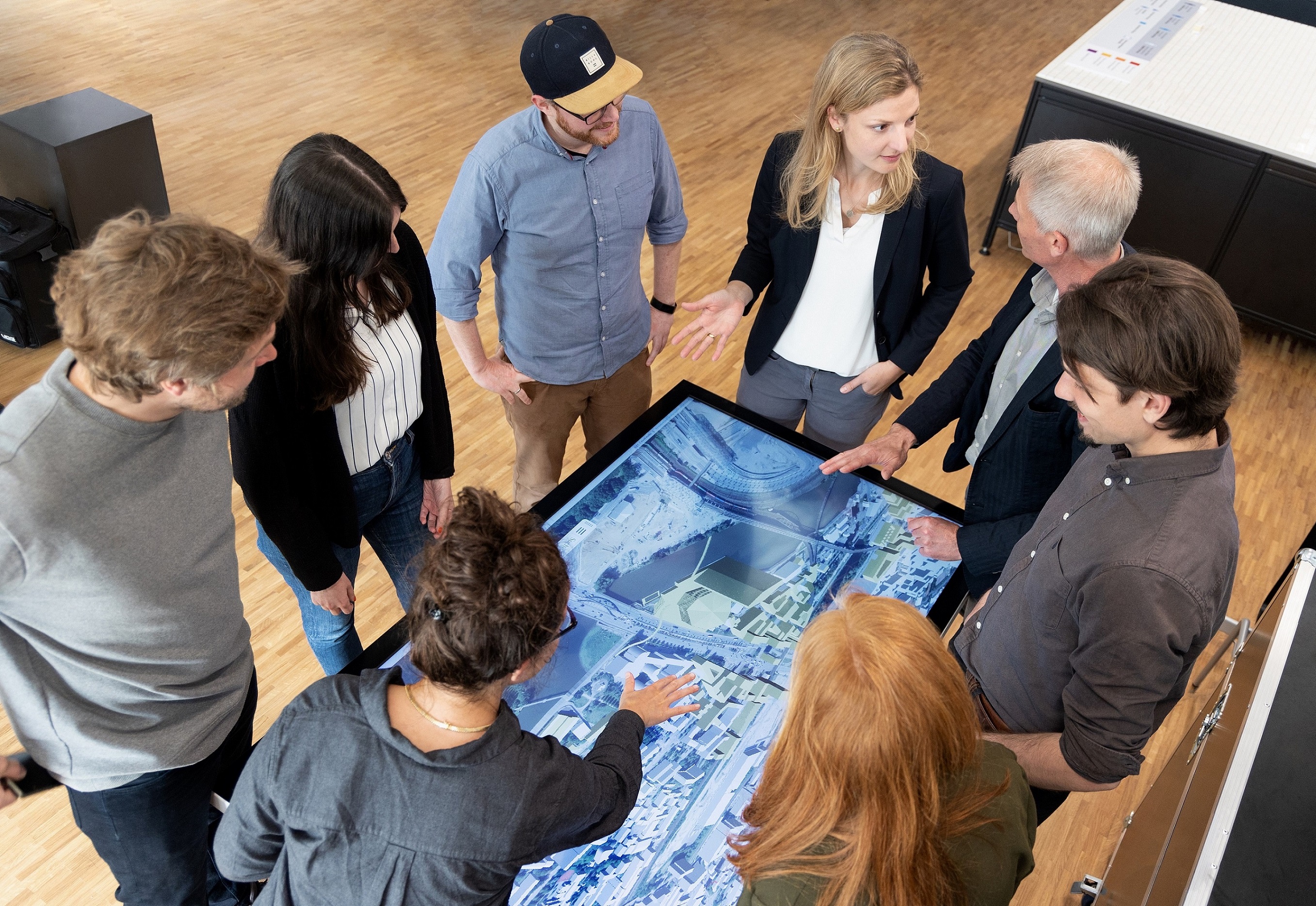 Gruppe Menschen vor Touchtable
