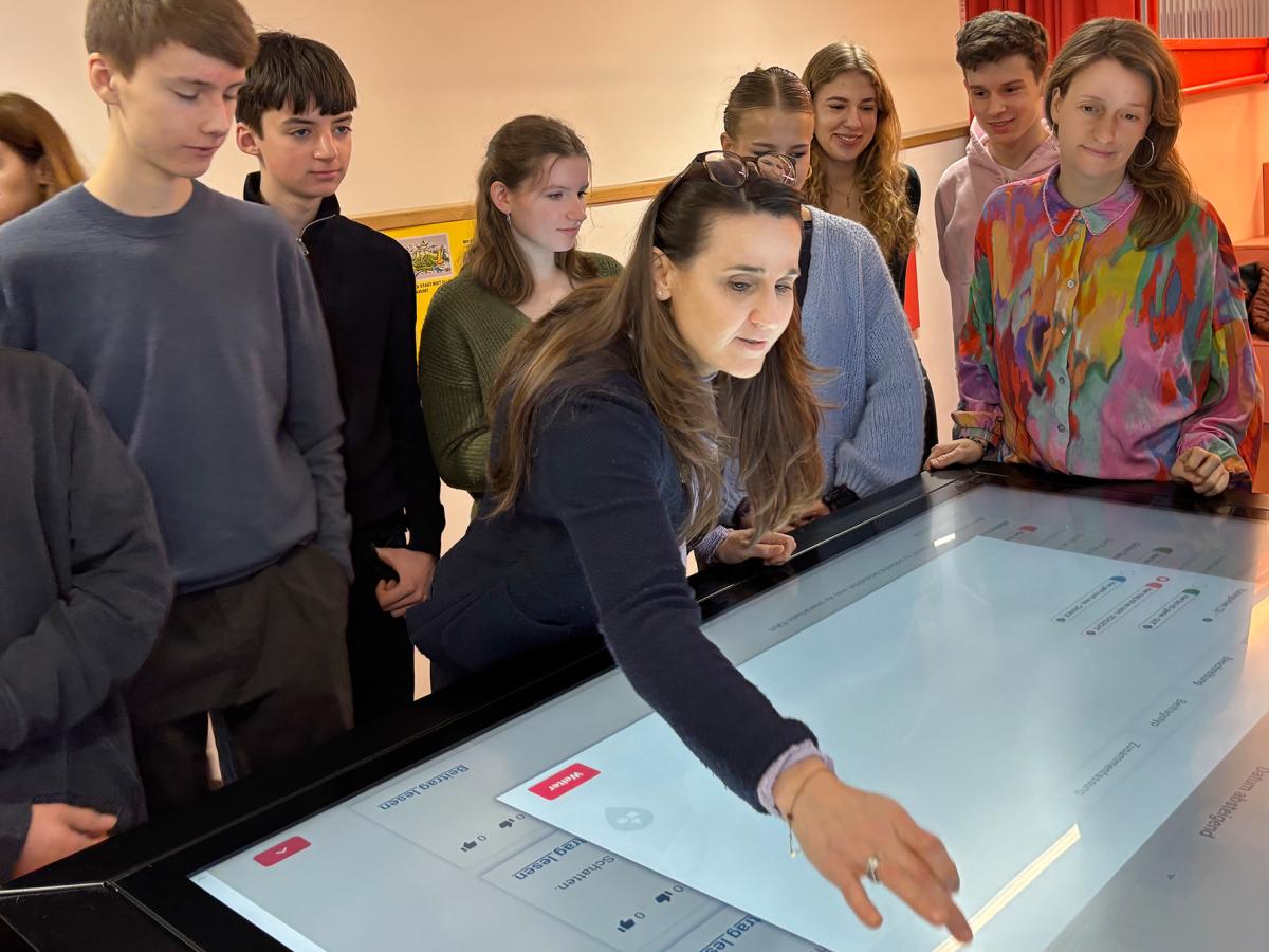 Jugendliche und Senatorin Karen Pein vor einem Touchtable
